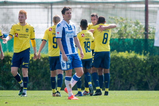 Bröndbys Kamil Wilczek kramas om av lagkamraterna
