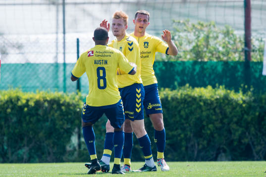 Bröndbys Kamil Wilczek kramas om av Rodolph Austin