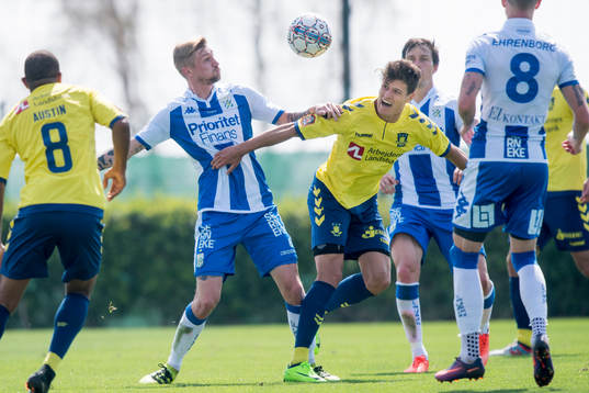 IFK Göteborgs Sebastian Eriksson i kamp om bollen med