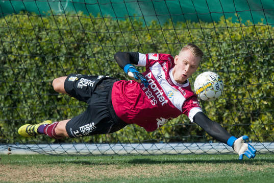 IFK Göteborgs målvakt Pontus Dahlberg räddar en straff