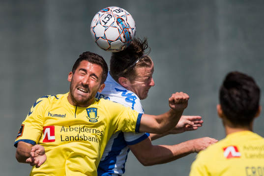 Bröndbys Hany Mukhtar och IFK Göteborgs Scott Jamieson