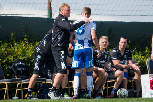 IFK Göteborgs Sören Rieks klappas om av tränare Jörgen