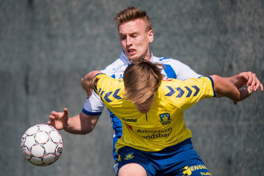 IFK Göteborgs Sebastian Ohlsson och Bröndbys Tobias Noer