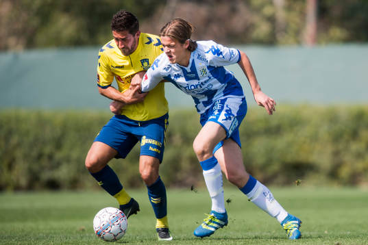 IFK Göteborgs August Erlingmark i kamp om bollen med