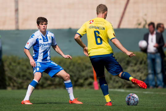 IFK Göteborgs Mads Albaek bevakar Bröndbys Hjörtur