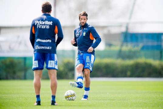IFK Göteborgs Mattias Bjärsmyr och Tobias Hysén bollar