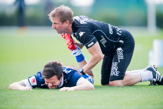 IFK Göteborgs Mads Albaek får stretchinghjälp av