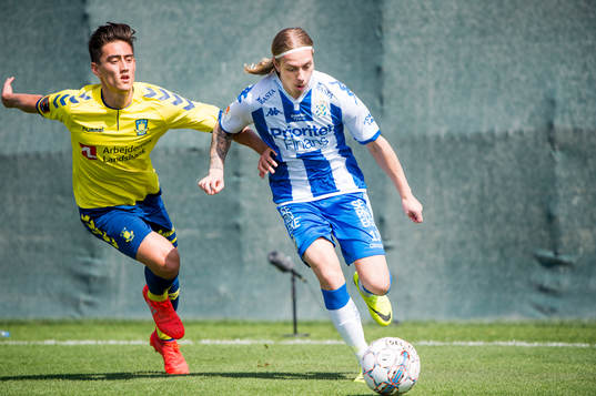 Bröndbys Svenn Crone jagar IFK Göteborgs Elias Mar