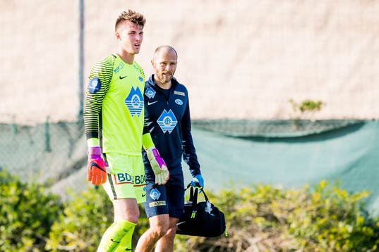Moldes målvakt Andreas Linde har ont och leds av planen