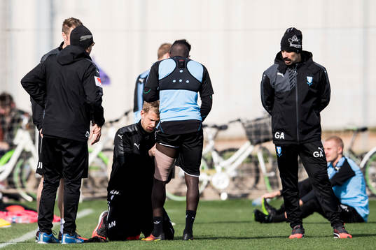 Pa Konate får sitt lår lindat av sjukgymnast Alexander