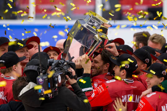 Frölundas Joel Lundqvist lyfter pokalen
