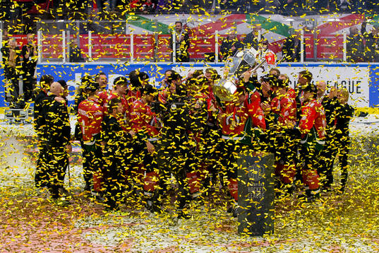 Frölunda firar med pokalen