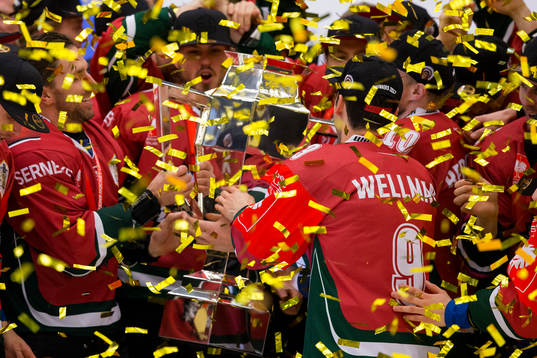 Frölundas Casey Wellman med pokalen