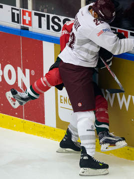Sparta Prags Andre Deveaux tacklar Frölundas Simon