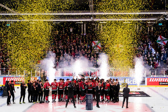 Frölundas Joel Lundqvist lyfter pokalen