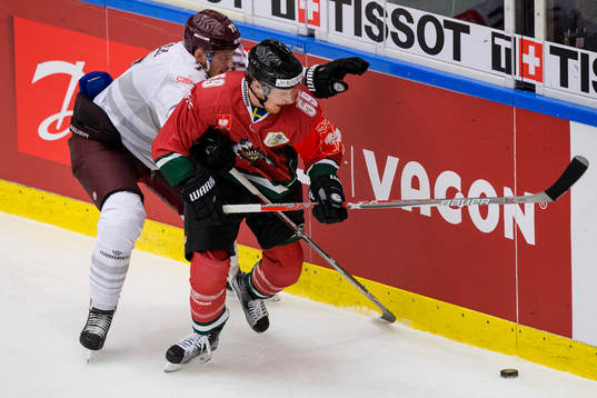 Frölundas Simon Hjalmarsson i kamp om pucken med Spartas