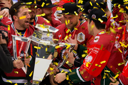 Frölundas Joel Lundqvist med pokalen ihop med Sean