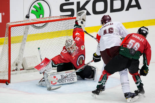 Frölundas målvakt Johan Gustafsson styr undan en styrning