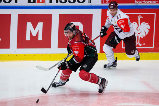 Frölundas Joel Lundqvist före Sparta Prags Jaroslav Hlinka