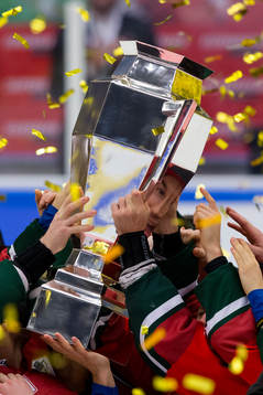 Frölunda lyfter pokalen vilken Casey Wellman reflekteras i