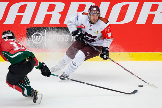 Sparta Prags Lukas Pech vänder bort Frölundas Victor