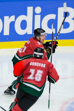 Frölundas Nicklas Lasu jublar ihop med Matt Donovan