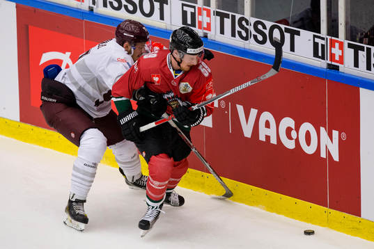 Frölundas Simon Hjalmarsson i kamp om pucken med Spartas