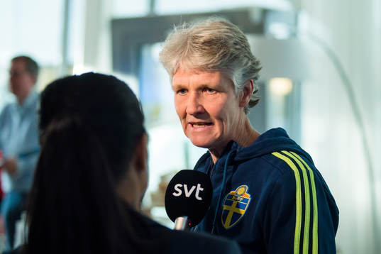 Sveriges förbundskapten Pia Sundhage blir intervjuad av SVT