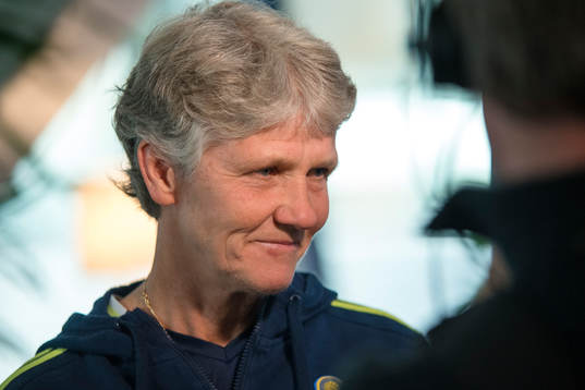 Sveriges förbundskapten Pia Sundhage blir intervjuad