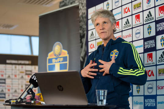 Sveriges förbundskapten Pia Sundhage presenterar truppen