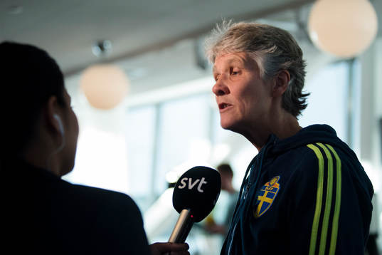 Sveriges förbundskapten Pia Sundhage blir intervjuad av SVT