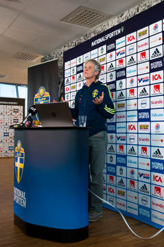 Sveriges förbundskapten Pia Sundhage presenterar truppen