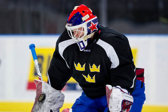 Sveriges målvakt Viktor Fasth räddar en puck