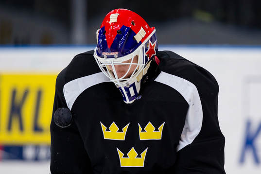 Sveriges målvakt Viktor Fasth räddar en puck