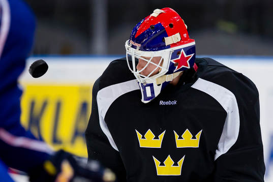 Sveriges målvakt Viktor Fasth räddar en puck