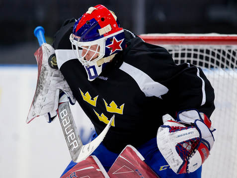 Sveriges målvakt Viktor Fasth räddar en puck