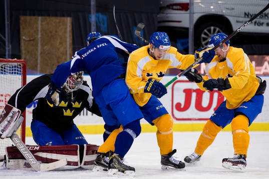 Sveriges Joel Eriksson Ek i kamp om pucken med Henrik
