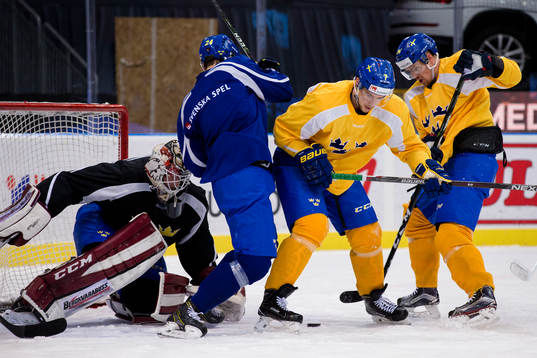 Sveriges Joel Eriksson Ek i kamp om pucken med Henrik