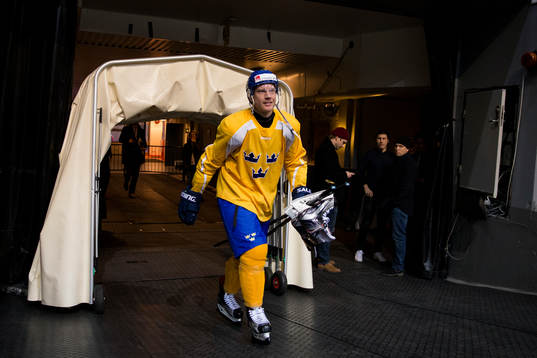 Sveriges Richard Gynge på väg in till en träning med