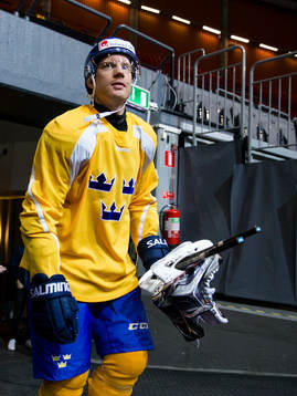 Sveriges Richard Gynge på väg in till en träning med