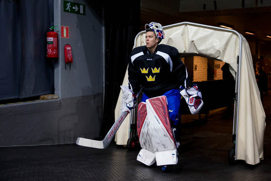Sveriges målvakt Viktor Fasth på väg in till en träning