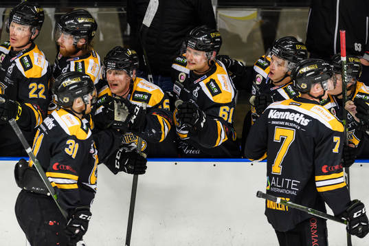 Panterns Emil Sandin och Filip Windlert jublar med båset