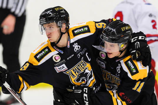 Panterns Kim Johansson och Ludwig Karlsson jublar