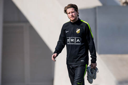 Erik Friberg påväg itll en träning med Häcken