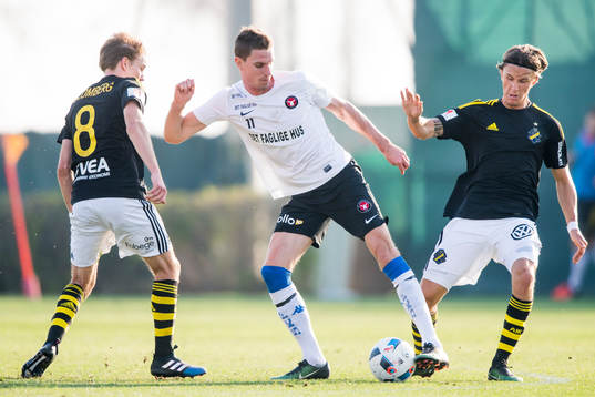 s Johan Blomberg och Kristoffer Olsson bevakar Midtjyllands