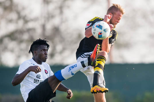 s Daniel Sundgren och Midtjyllands Babajide David