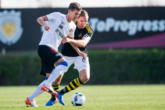 s Nils-Eric Johansson i kamp om bollen med Midtjyllands