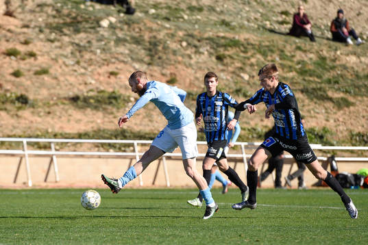 Malmö FFs Jo Inge Berget gör 1-0 framför Sirius Oscar