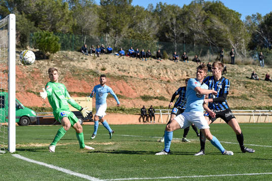 Malmö FFs Markus Rosenberg skjuter mot mål