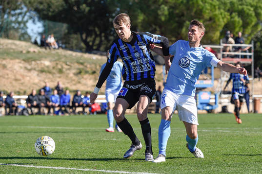 Sirius Oscar Pehrsson i närkamp Malmö FFs Markus Rosenberg